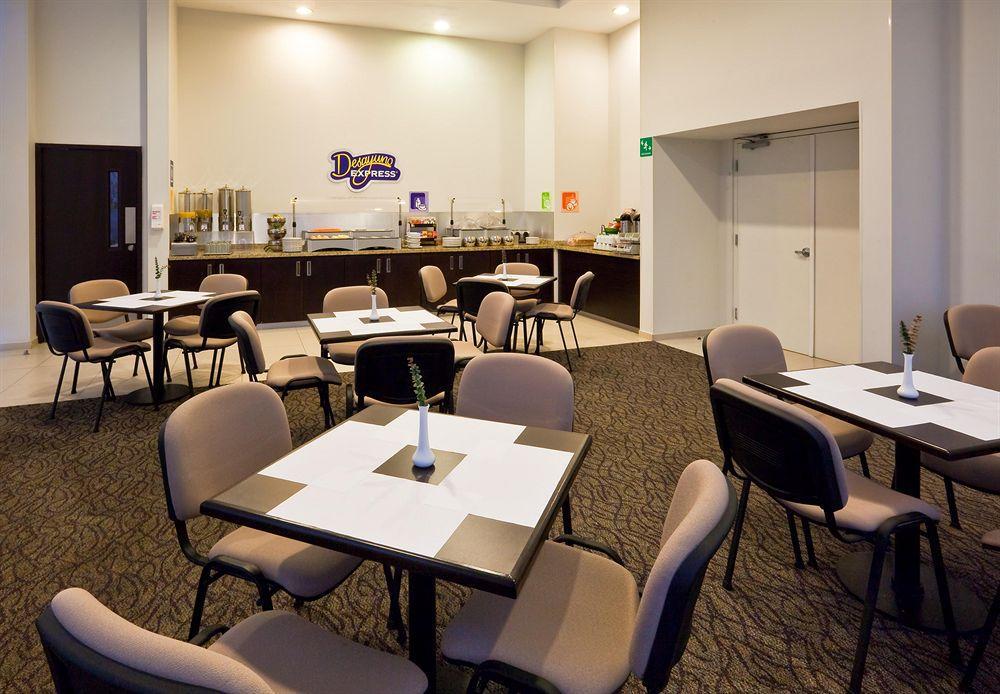 ספופן Holiday Inn Express Guadalajara Iteso By Ihg מסעדה תמונה