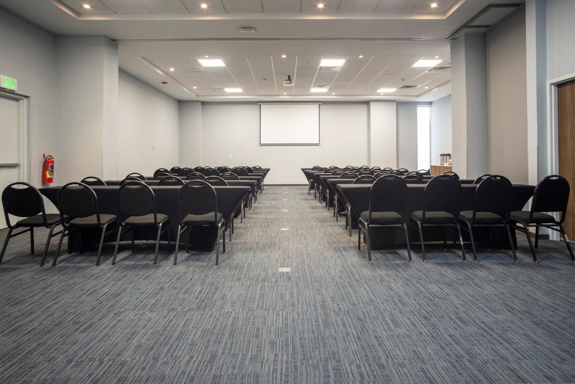 ספופן Holiday Inn Express Guadalajara Iteso By Ihg מראה חיצוני תמונה